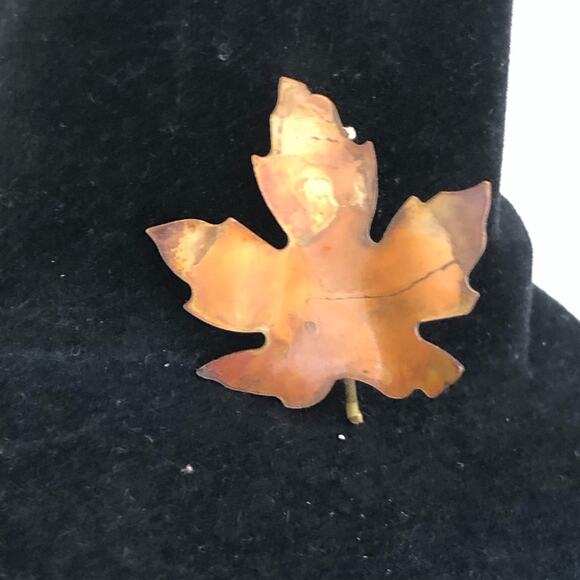 Vintage Gold Tone Metal Textured Maple Leaf Pin Brooch - Picture 3 of 10